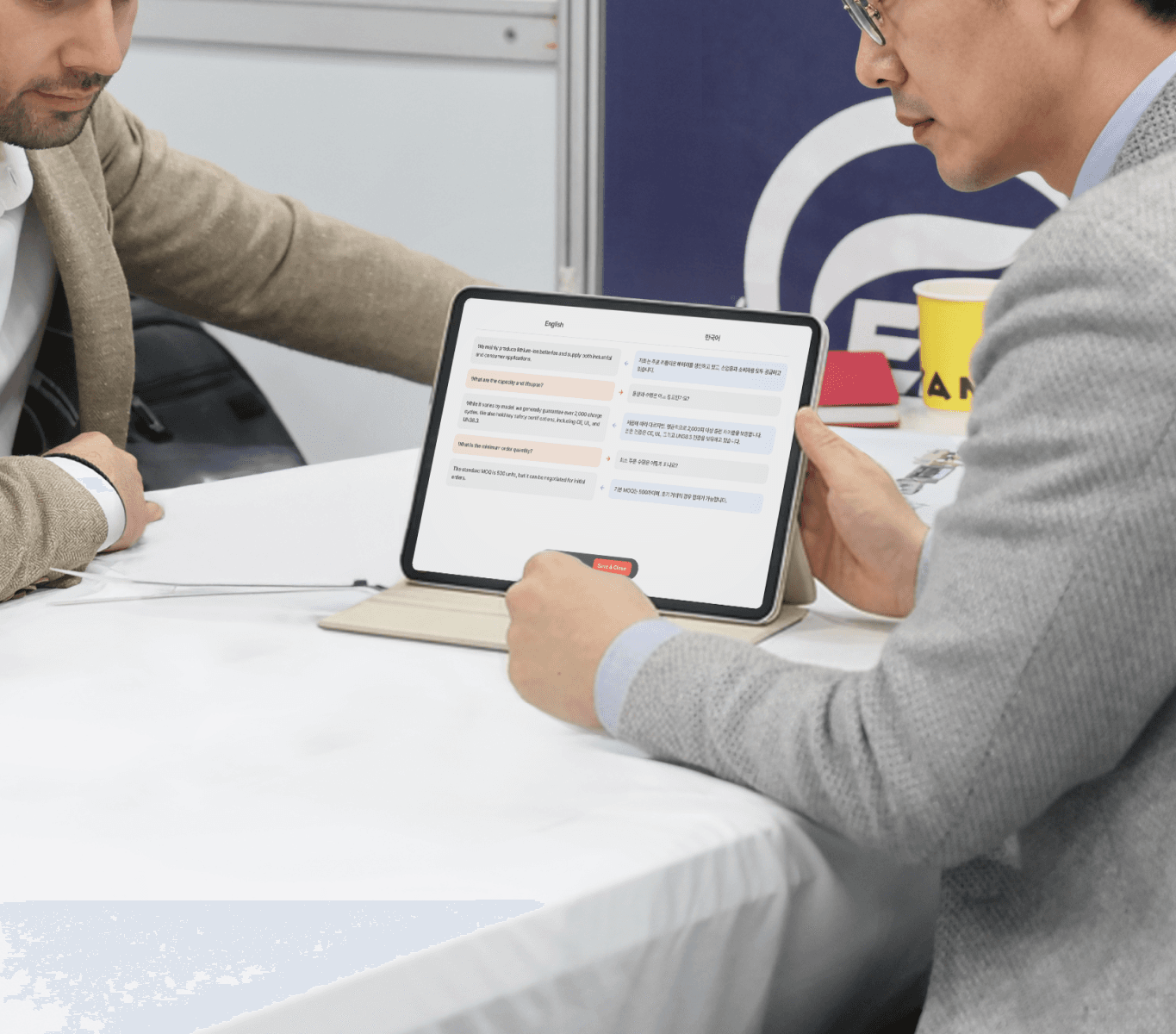 테이블 위 태블릿 하나로,
두 언어가 동시에